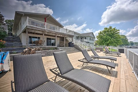 [Spacious Lake Deck] 6 layout chairs.
