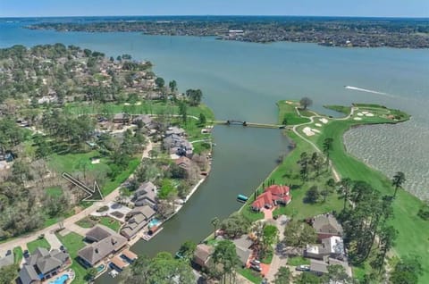 Incredible lake front home nestled on the Walden Golf course on of Lake Conroe