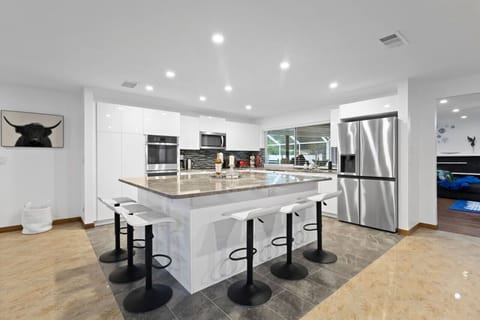 Kitchen island with seating for 6 people