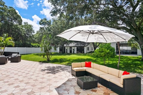 Outdoor lounge area with 13' umbrella