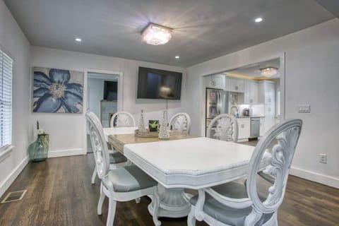 Make every meal a celebration in our gorgeous dining area, where elegant design meets comfort for a dining experience you'll cherish! 