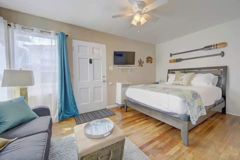Adorable Mission Beach studio, just steps to the ocean and all the action. Features all new furnishings including a super comfy Queen bed, beautiful hardwood floors,  kitchen and bathroom. TV rotates for viewing from the sofa or the bed. 
