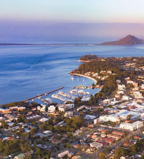 400 metres-5mins walk to DAlbora marina, beach and foreshores 