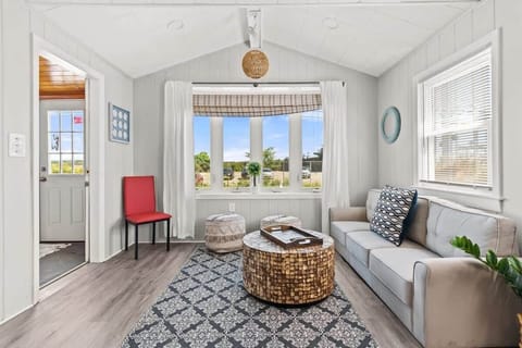 Open living room & kitchen, strong WiFi, smart Roku TV, mini-split heating and cooling