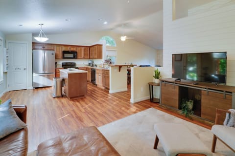 Living Room | Central A/C | Smart TV