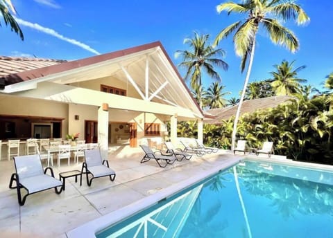 Brand new construction villa in Los Nomades Villas. 