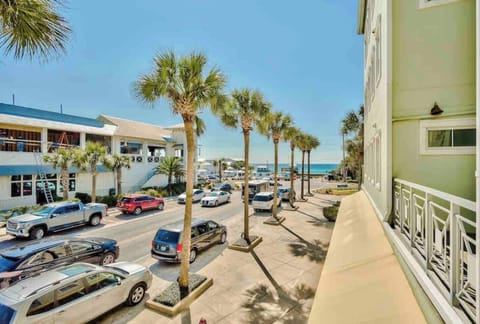 Enjoy your coffee or cocktail with these GULF VIEWS!