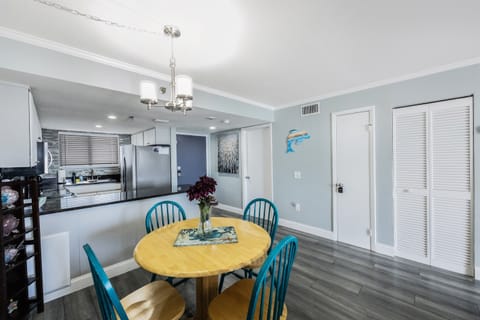 Dining area (seats 4)