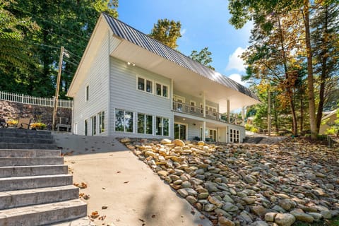 Welcome to Dock Holiday! Backside house view