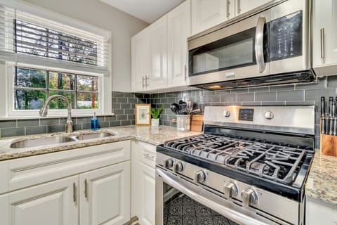 kitchen / dinette area with full equipped kitchen