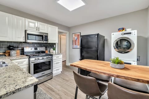 kitchen / dinette area with full equipped kitchen