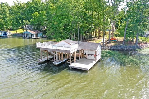 Awesome dock w/ great views.  upper deck, tiki bar.  Boat lift upon permission