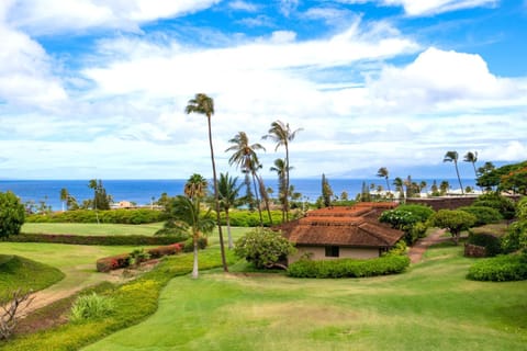 A quiet luxury: morning light over Maui?s coastal retreat. KPL-28