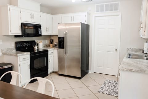 Access to full size washer/dryer in mudroom.