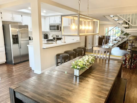 Perfect dining table that can seat 8 people.  2 benches and 2 end chairs.