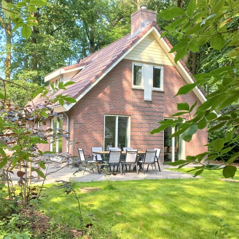 Mooie vrijstaande 8 persoonsbungalow.