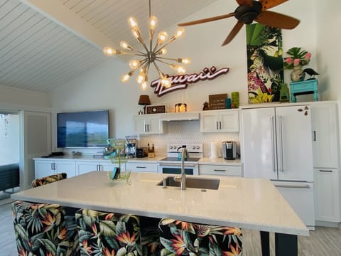 Sitting island with 4 chairs