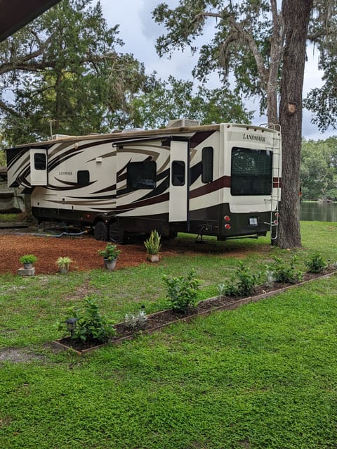 41' 5th wheel RV with 3 slides'