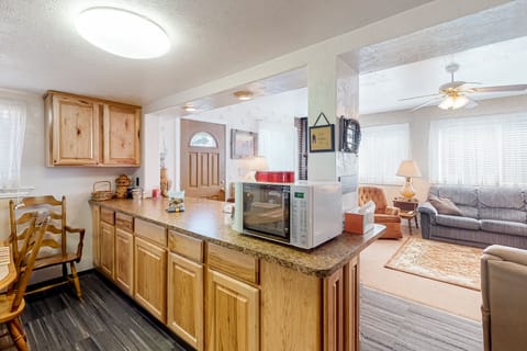 Fantastic downtown home near hiking & lake activities with W/D - dog-friendly House in Cascade