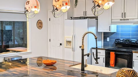 Island bar with Farmhouse Sink