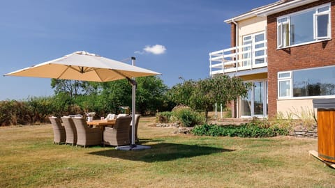 Rear garden, Ridgeway Farmhouse, Bolthole Retreats