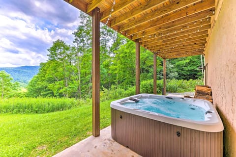 Slaty Fork Vacation Rental | 4BR | 3BA | 2,405 Sq Ft | Access Only By Stairs