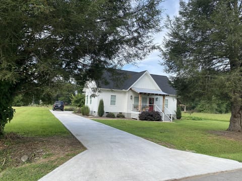 Long driveway for lots of parking!