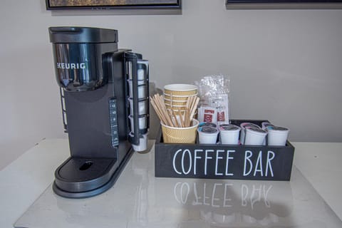 No need to leave the bedroom for your first hot beverage of the day. The mini coffee bar makes it easy to wake up while enjoying serene mountain views. It’s the perfect blend of comfort and convenience, right from the coziness of your bedside.