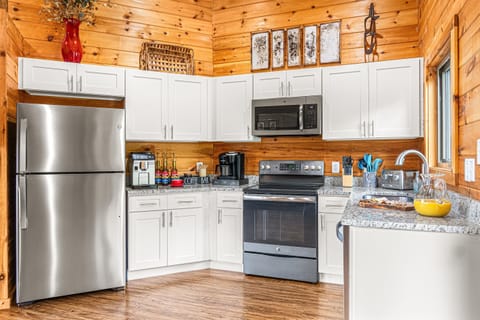 Prepare delicious meals in our fully-stocked kitchen, ideal for any culinary aficionado. With everything from pizza pans and wine glasses to a blender—it’s the perfect place for feasts.  Enjoy cooking in a space where every tool is at your fingertips.