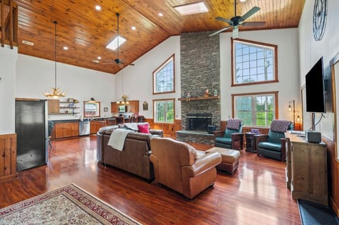 20’ high vaulted ceiling with tongue and groove finish.