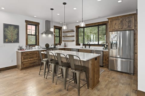 4 extra stools enable 8 to circle the island