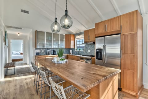 Full kitchen with seating for late night snacks or quick breakfasts