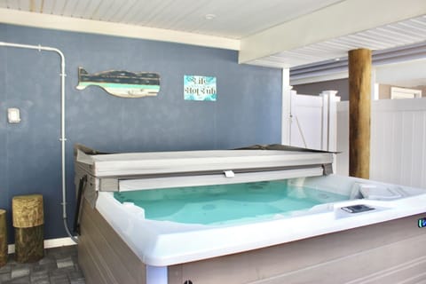 Indoor spa tub