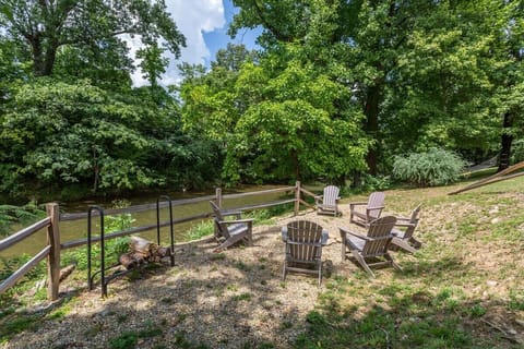 Riverfront Cottage In The Middle Of Pigeon Forge!
