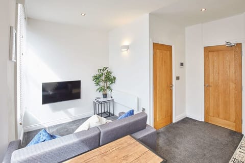 Apartment 2 @ Queens Court, Scarborough - Host & Stay
