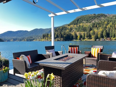 Lake Sutherland Retreat, private dock, hot tub, shallow entry into lake & kayaks