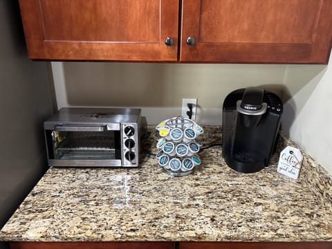 Keurig coffee maker, coffee pods, and toaster
