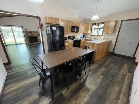 Eat in kitchen. Full stocked