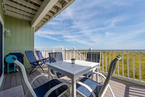 VIEWS...OCEANFRONT Family Room Deck