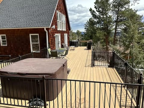 Brand new / massive deck + hot tub