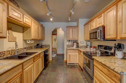 Kitchen & Counter space