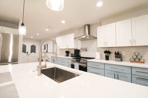 Full Kitchen with Hood