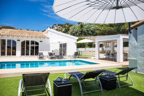 The garden of Villa Alegria with private pool and sunbeds