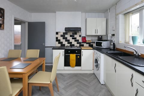 Fully Equipped Kitchen With Dining Area For 6, Fridge, Cooker, Washer, Microwave