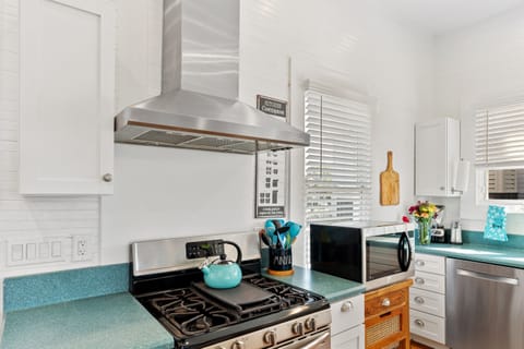 Fully equipped kitchen for meals with family and friends