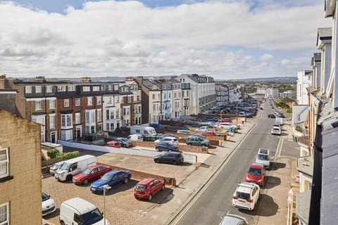 Apartment 4 @ Queens Court, Scarborough - Host & Stay