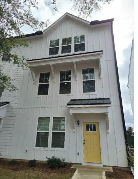 Beautiful 3 story townhome