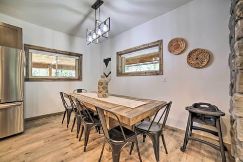 Dining Area | Dishware & Flatware Provided