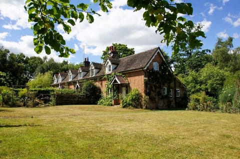 Victorian country cottage sleeping five, with a beautiful flowering large garden and on site free parking for up to three cars. National Trust gardens, woodlands, surrounding villages and towns are nearby. The pretty village of Handcross is close to 