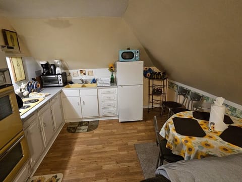 Eat-in kitchen has a table and 4 chairs 